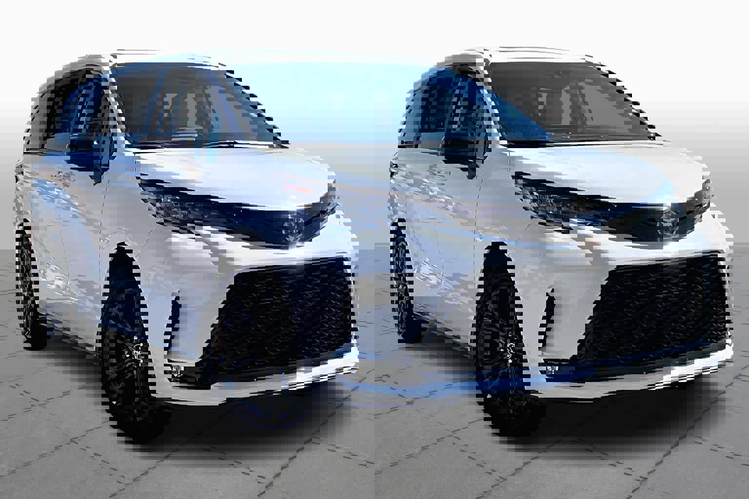 Used 2025 Toyota Sienna XSE image 3