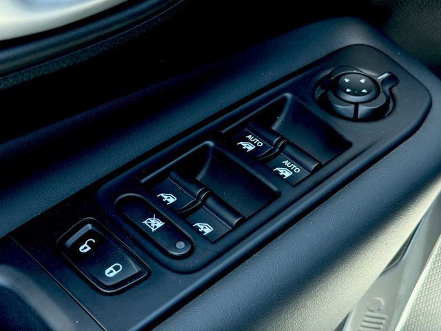 Used 2023 Jeep Renegade Latitude image 37