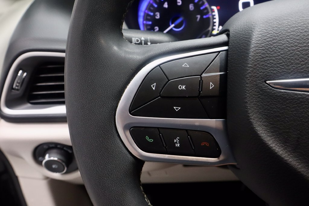 Used 2023 Chrysler Pacifica Touring-L FWD image 27