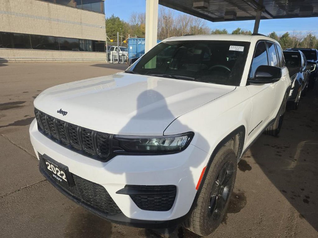 Used 2022 Jeep Grand Cherokee Altitude image 2