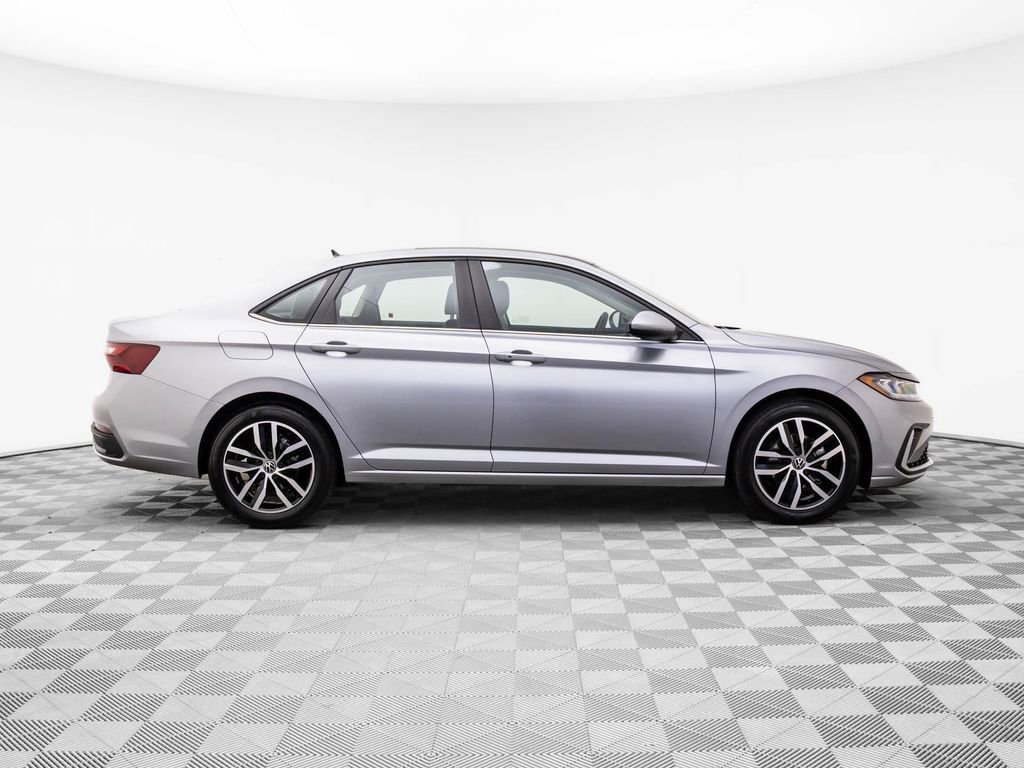 Used 2025 Volkswagen Jetta SE image 6