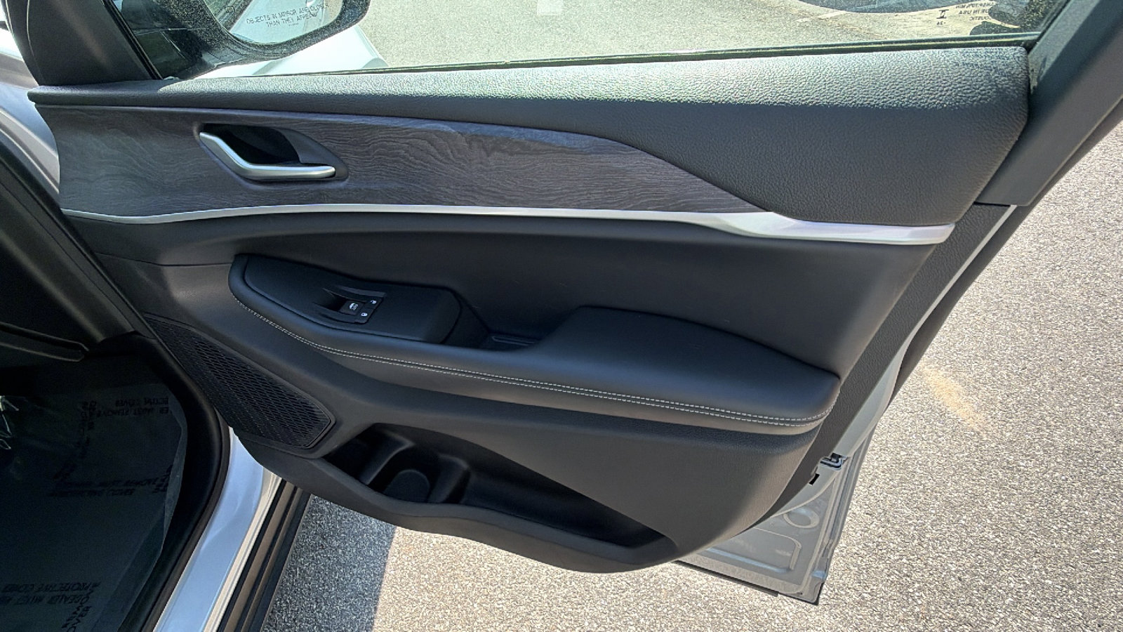 Used 2024 Jeep Grand Cherokee Limited w/ Luxury Tech Group II image 19