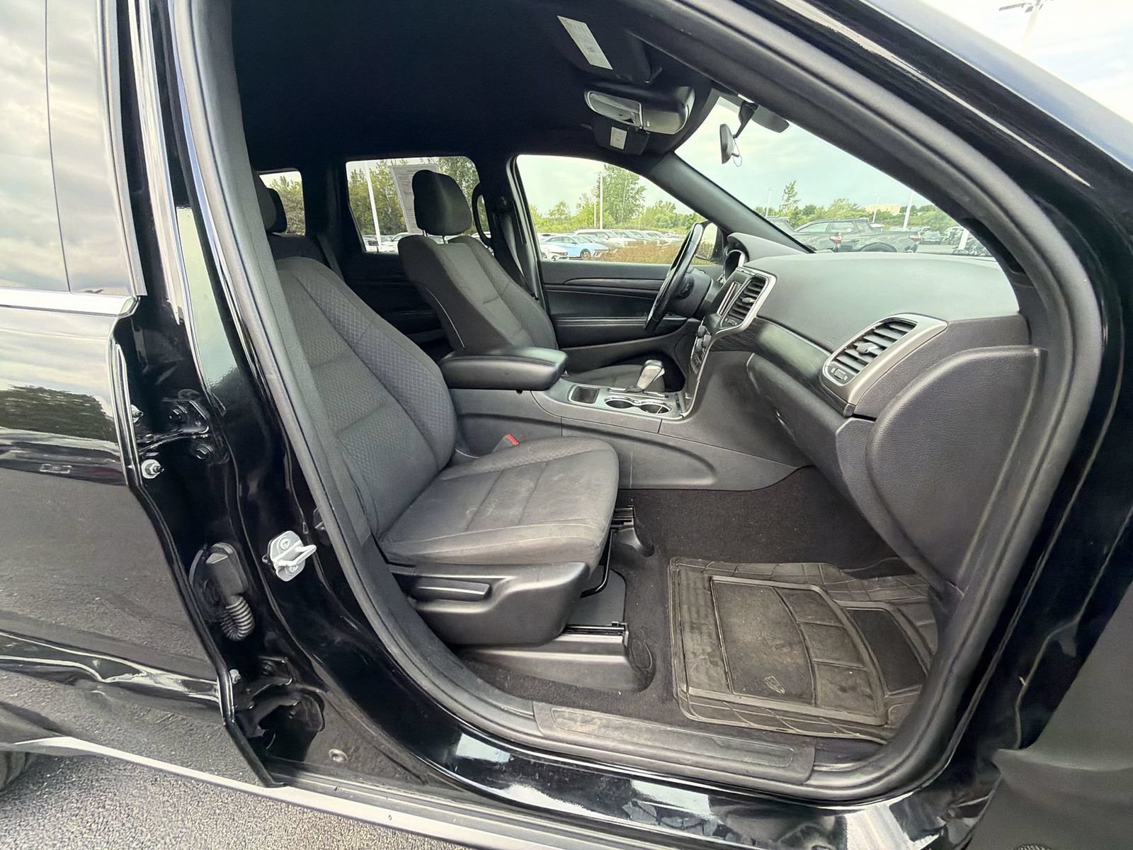 Used 2019 Jeep Grand Cherokee Laredo AWD/4WD image 24