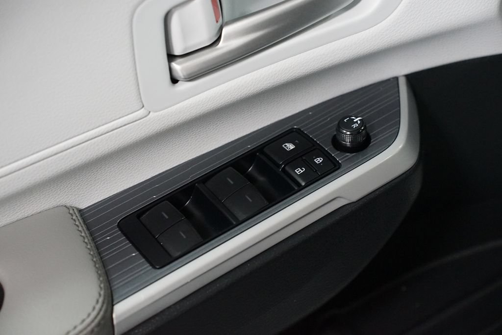 Certified 2025 Toyota Sienna XLE FWD image 32