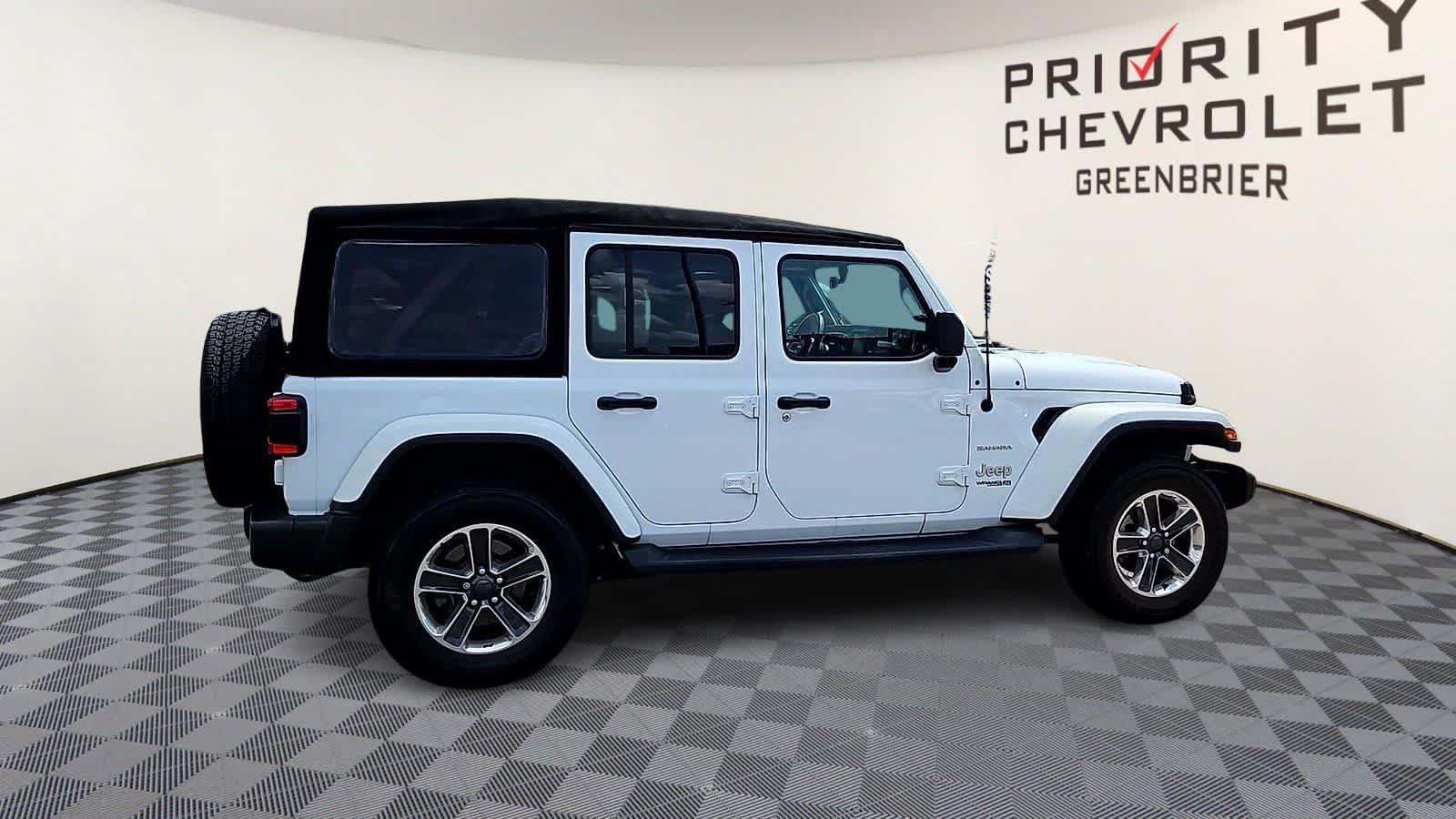 Used 2018 Jeep Wrangler Unlimited Sahara AWD/4WD image 9