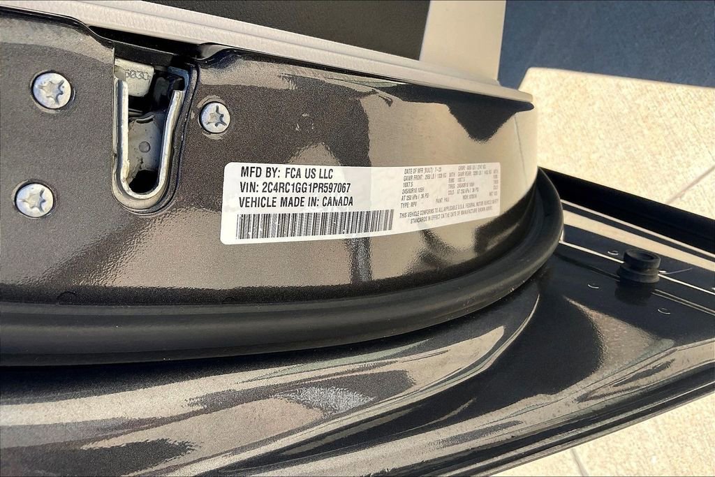 Used 2023 Chrysler Pacifica Limited FWD image 31