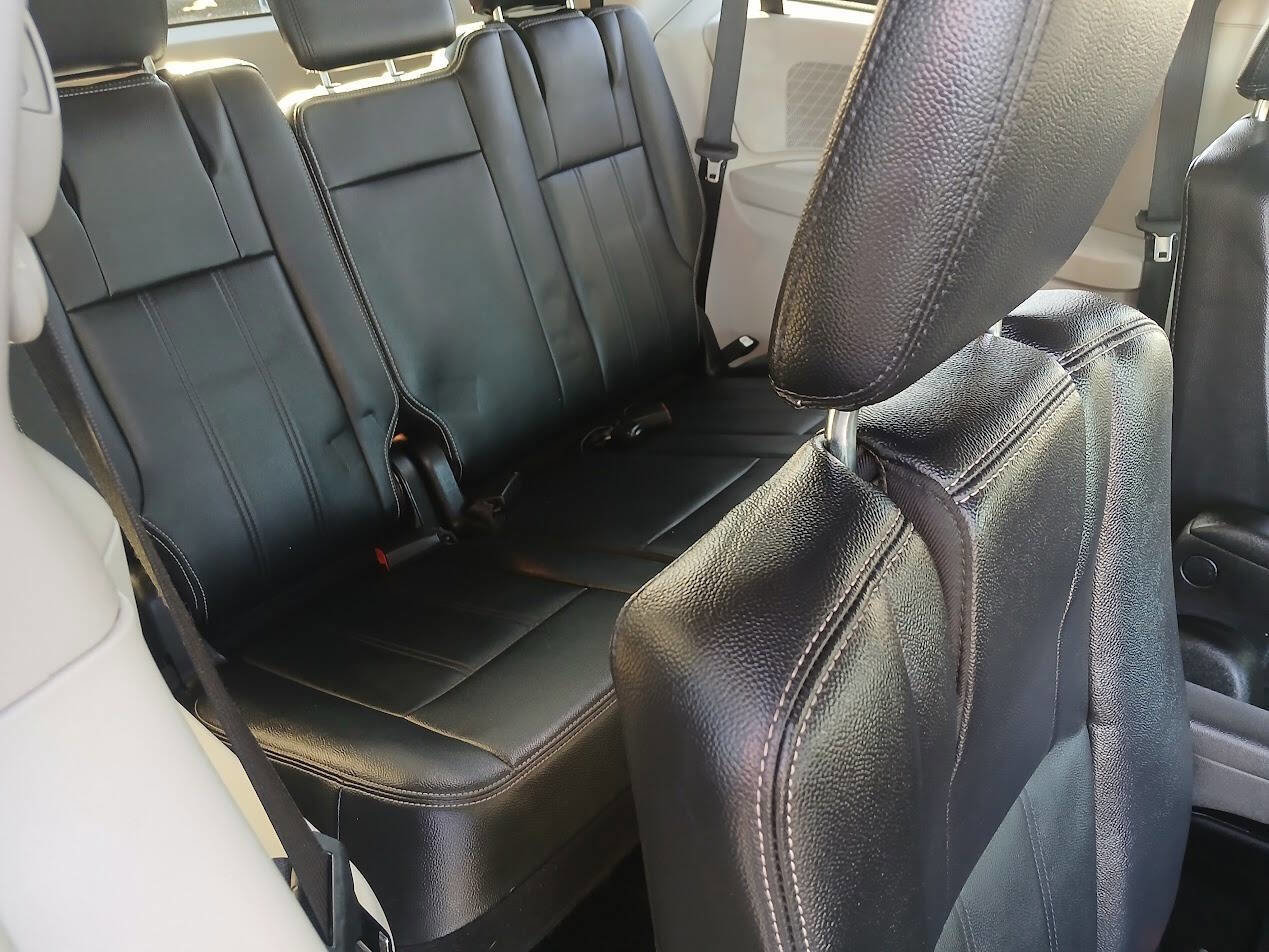 Used 2016 Chrysler Town & Country Touring image 9