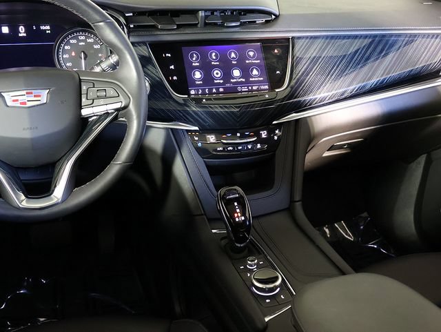 Used 2024 Cadillac XT6 Premium Luxury w/ Technology Package AWD/4WD image 17
