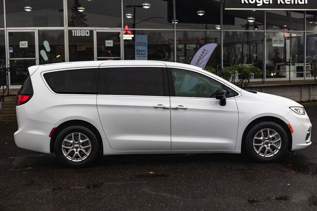 Used 2024 Chrysler Pacifica Touring-L image 7