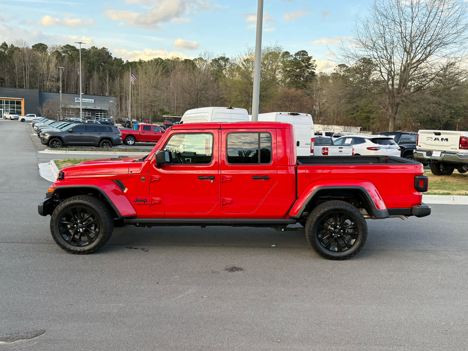 Used 2025 Jeep Gladiator Sport image 2