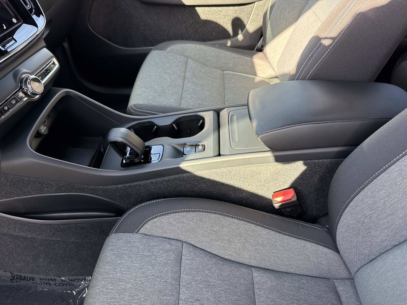 Used 2024 Volvo XC40 B5 Core image 15