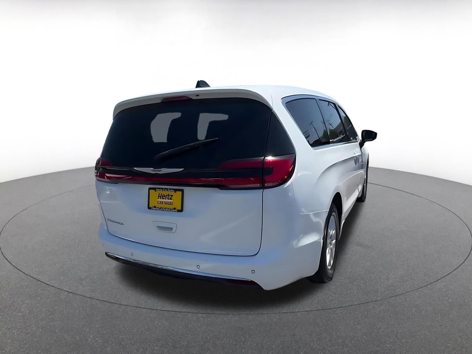 Used 2023 Chrysler Pacifica Touring-L FWD image 15
