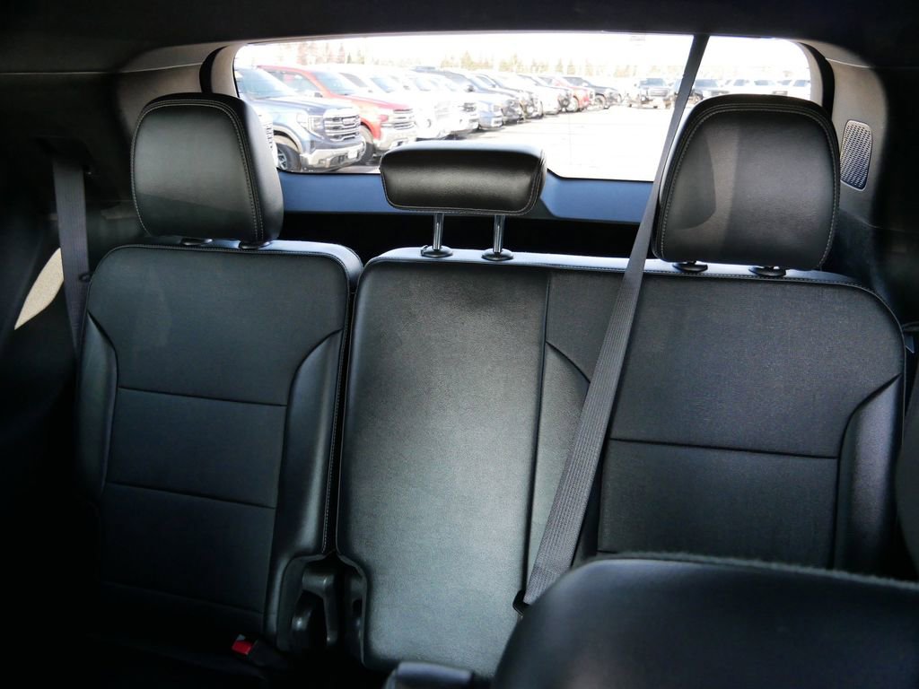 Used 2025 Buick Enclave Preferred AWD/4WD image 16