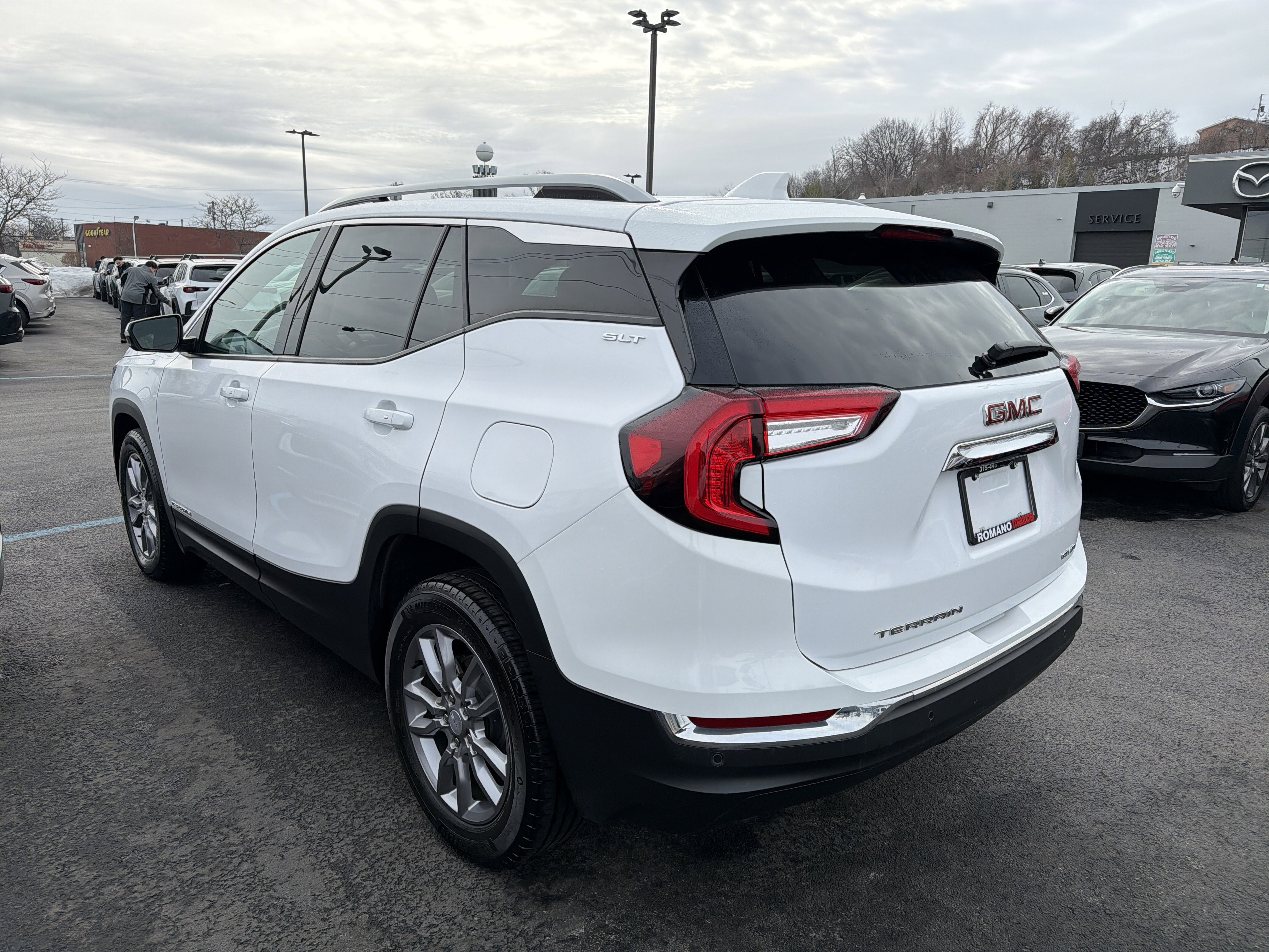 Used 2024 GMC Terrain SLT image 5