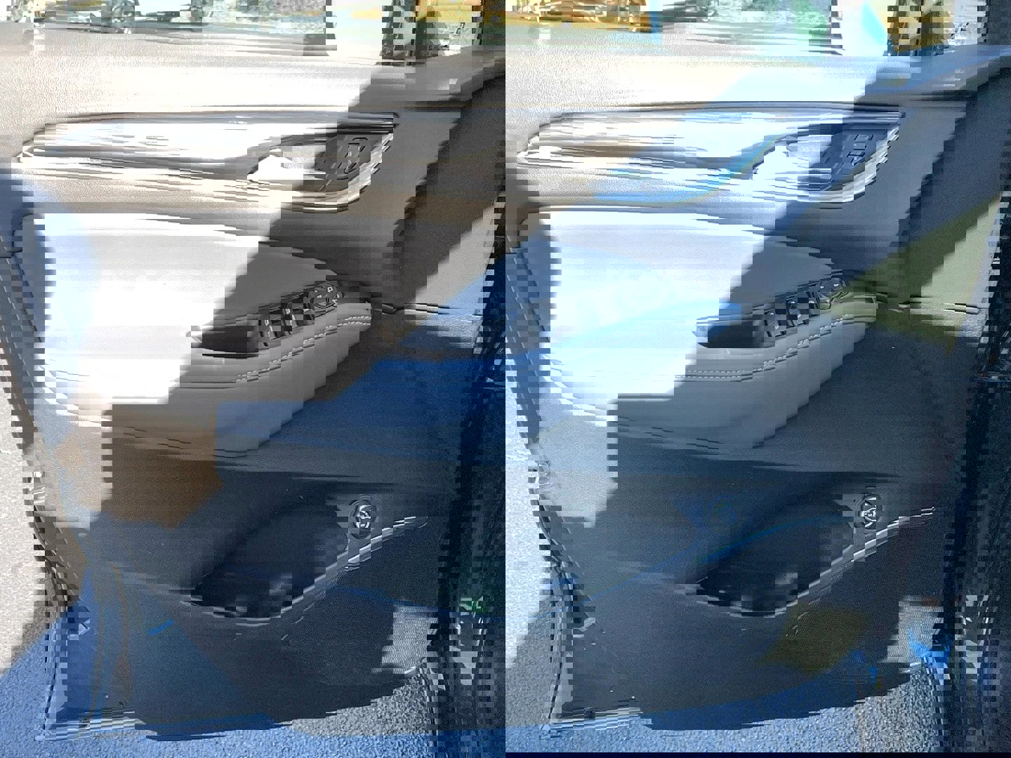 Used 2020 Buick Enclave Essence image 11