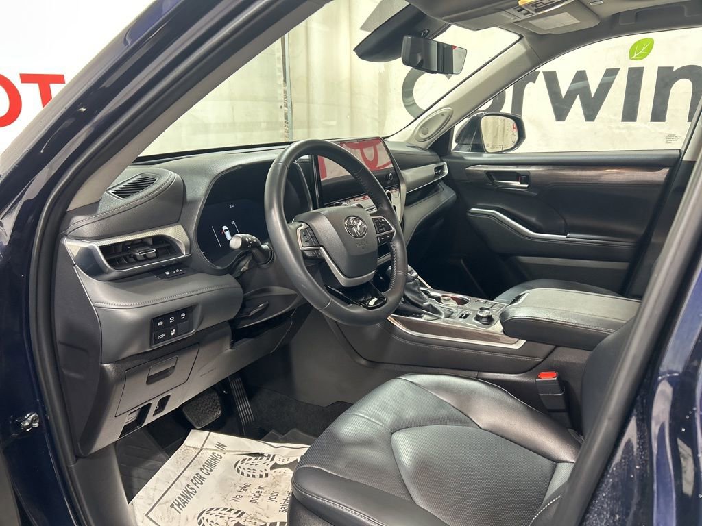 Used 2025 Toyota Highlander Platinum AWD/4WD image 22