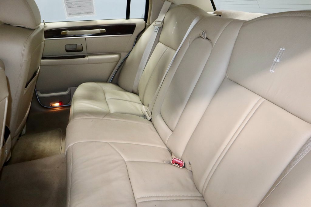 Used 2011 Lincoln Town Car Signature Limited w/ Continental Edition Pkg image 19