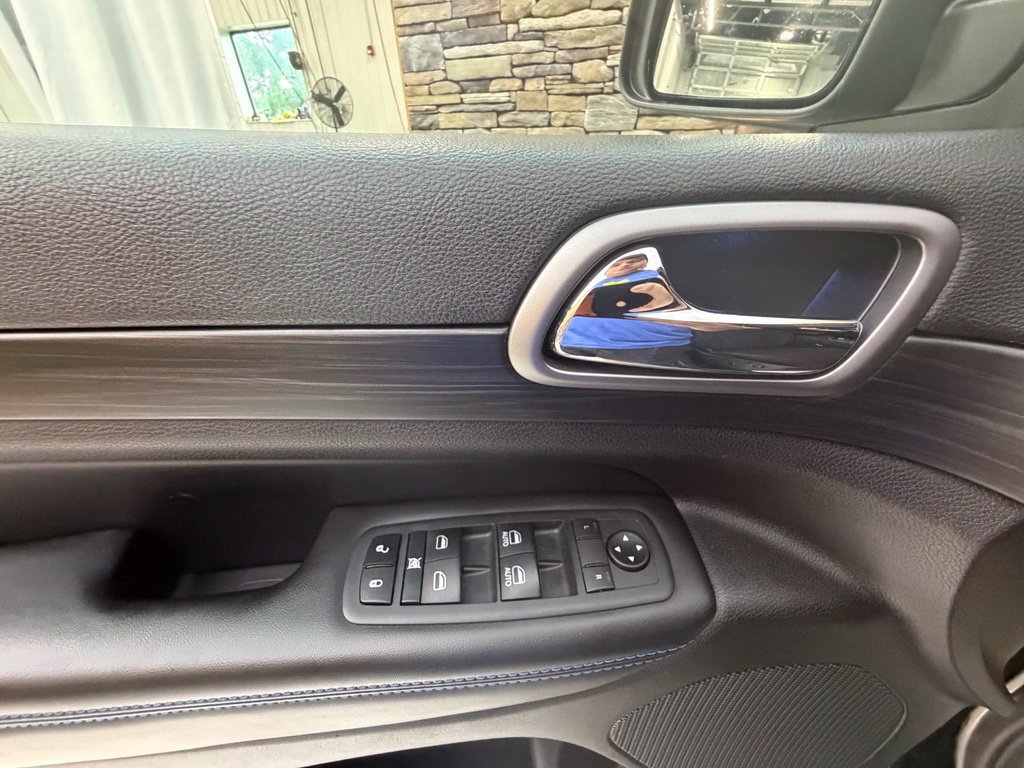 Used 2020 Jeep Grand Cherokee Laredo AWD/4WD image 44