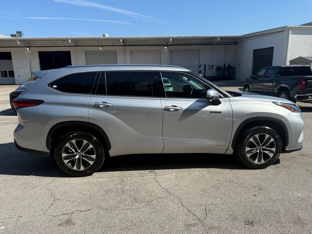 Used 2021 Toyota Highlander XLE FWD image 5