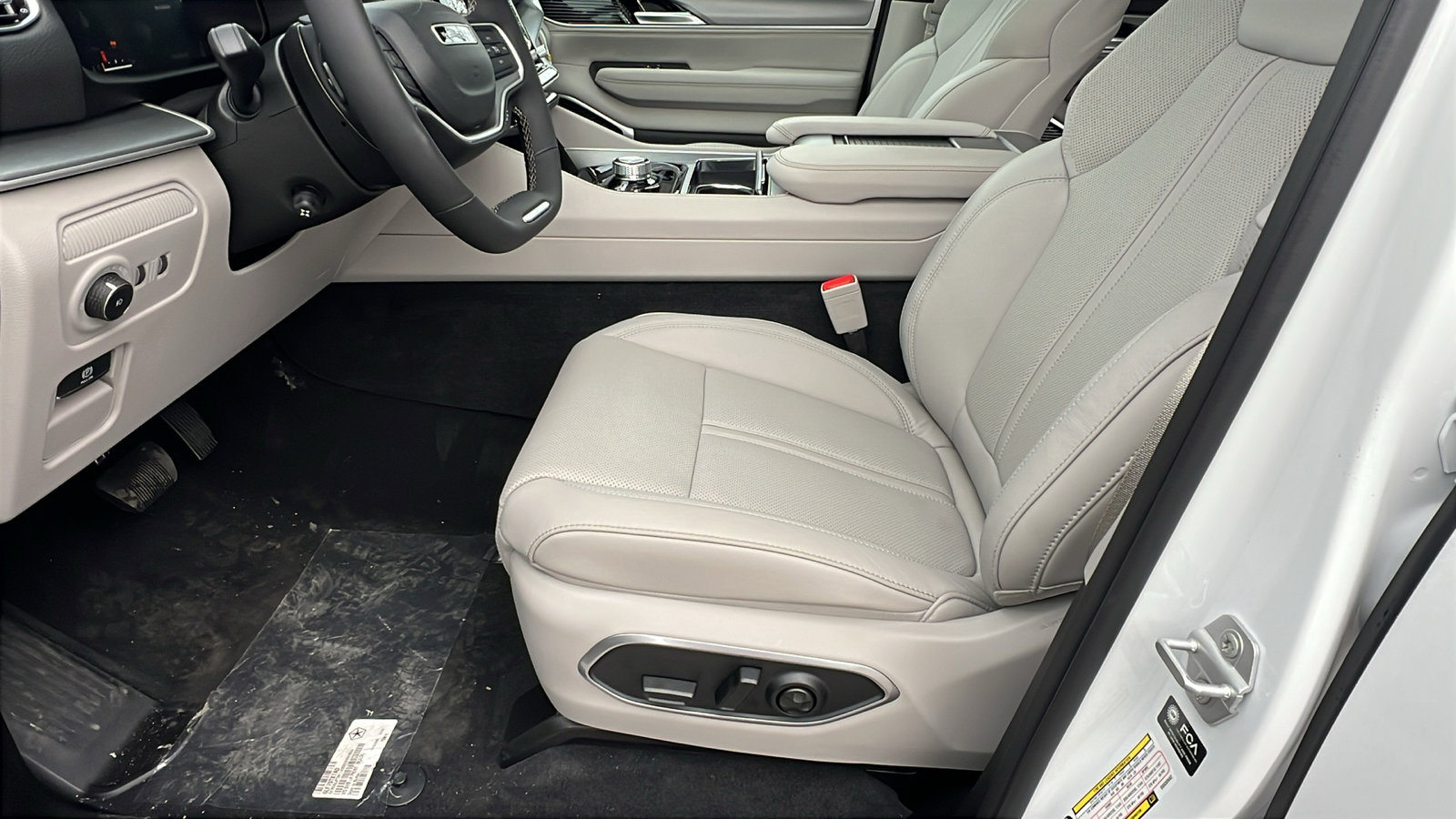 New 2025 Jeep Wagoneer L Series III image 16