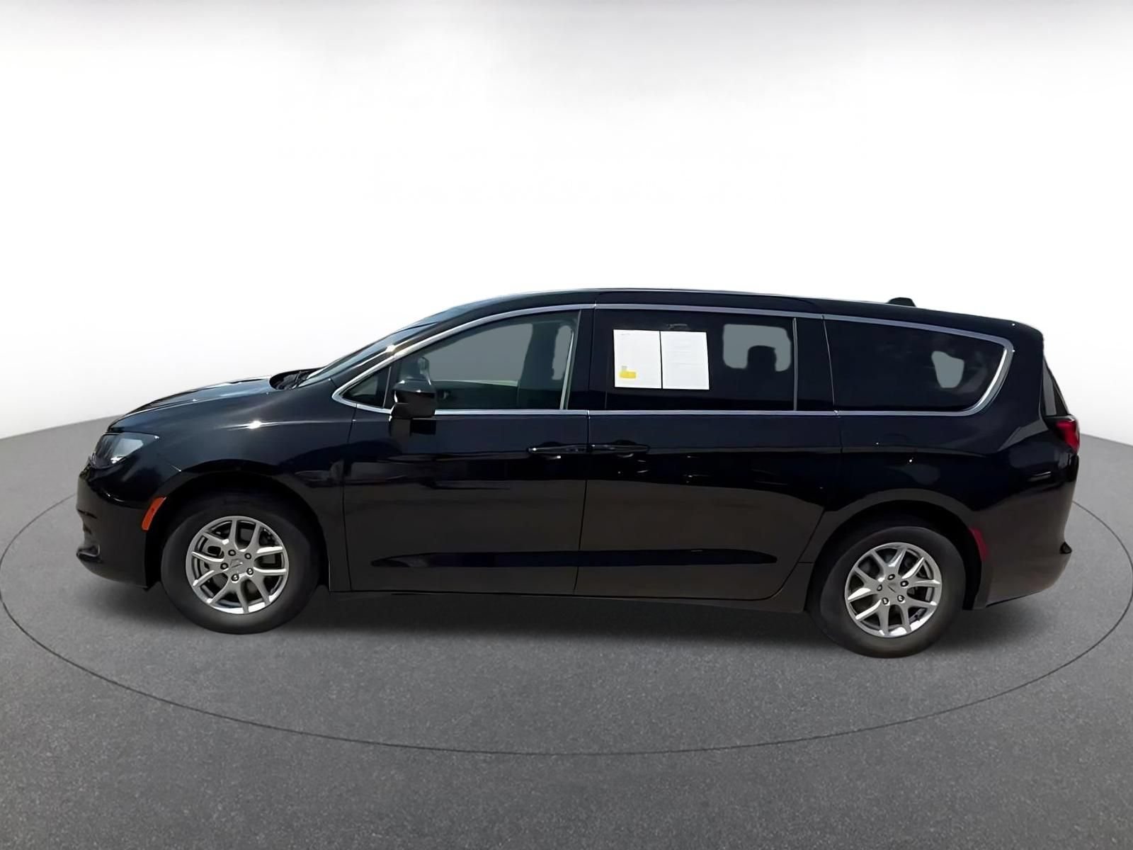 Used 2024 Chrysler Voyager LX FWD image 9