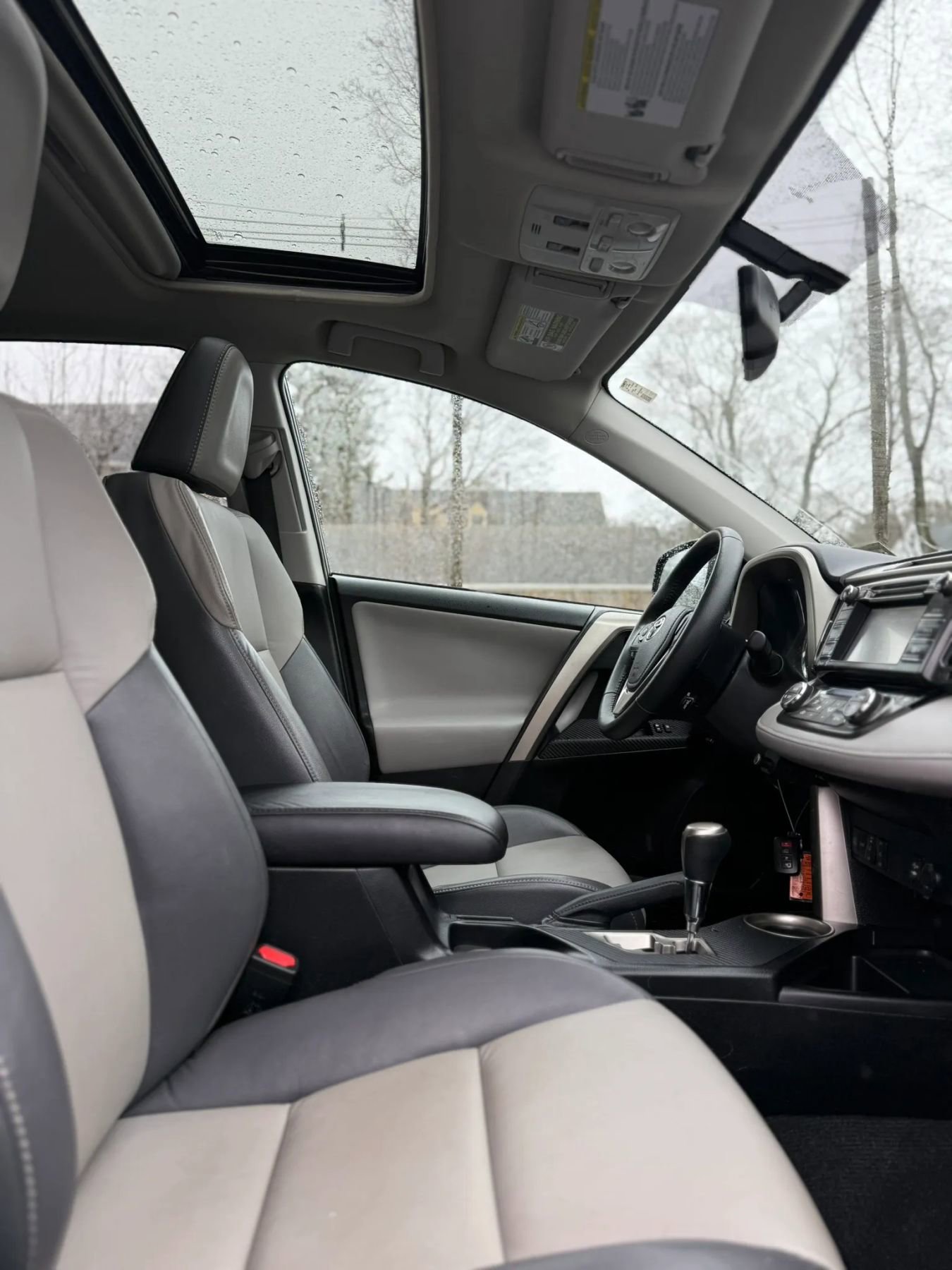 Used 2015 Toyota RAV4 Limited image 16