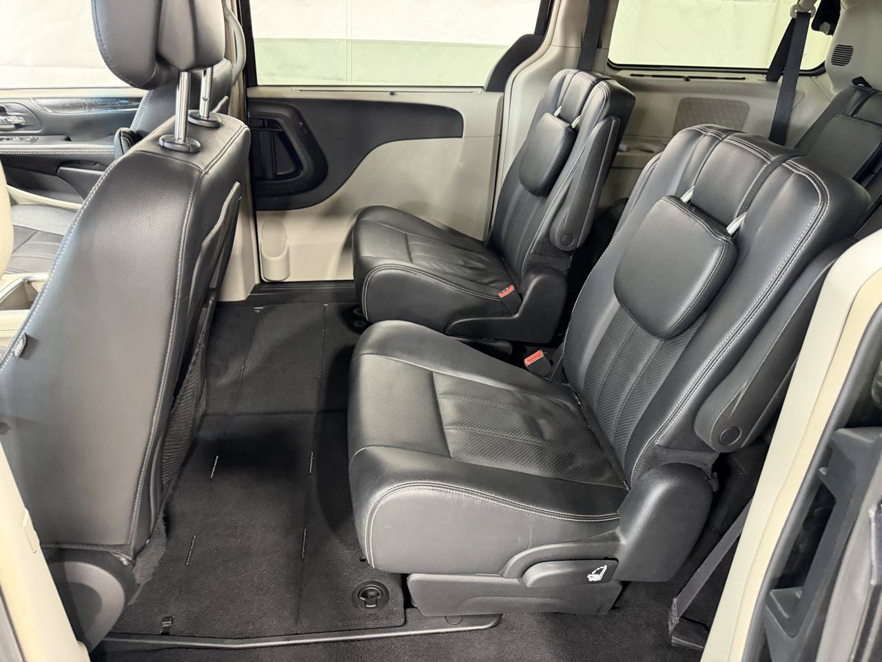 Used 2016 Chrysler Town & Country Touring FWD image 23