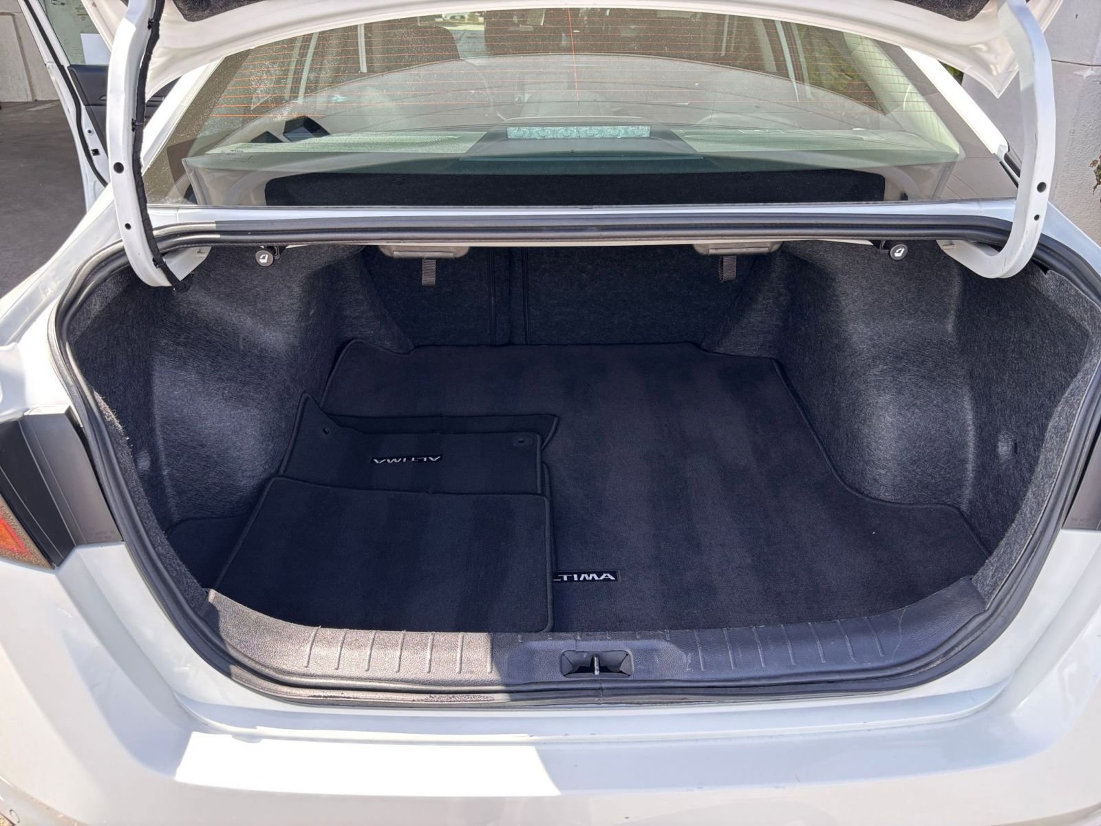 Used 2025 Nissan Altima 2.5 SV FWD image 32