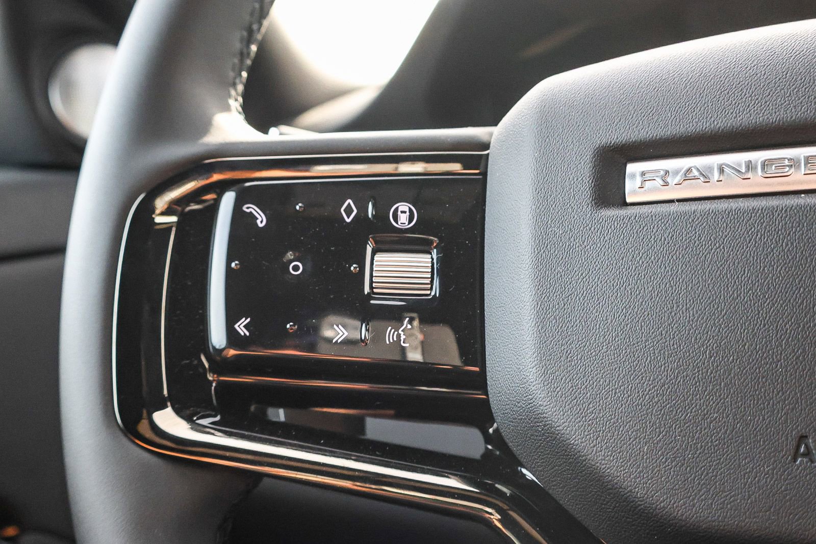 New 2026 Land Rover Range Rover Evoque Dynamic SE image 39