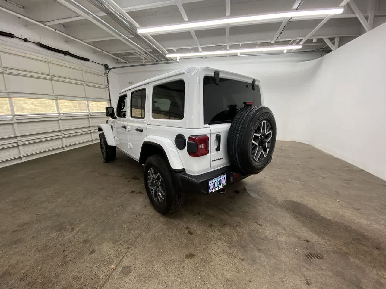 Used 2025 Jeep Wrangler Sahara AWD/4WD image 4