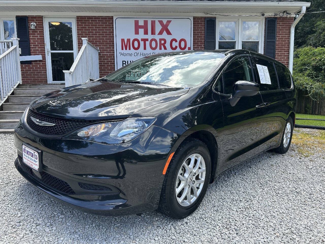 Used 2023 Chrysler Voyager LX FWD image 1