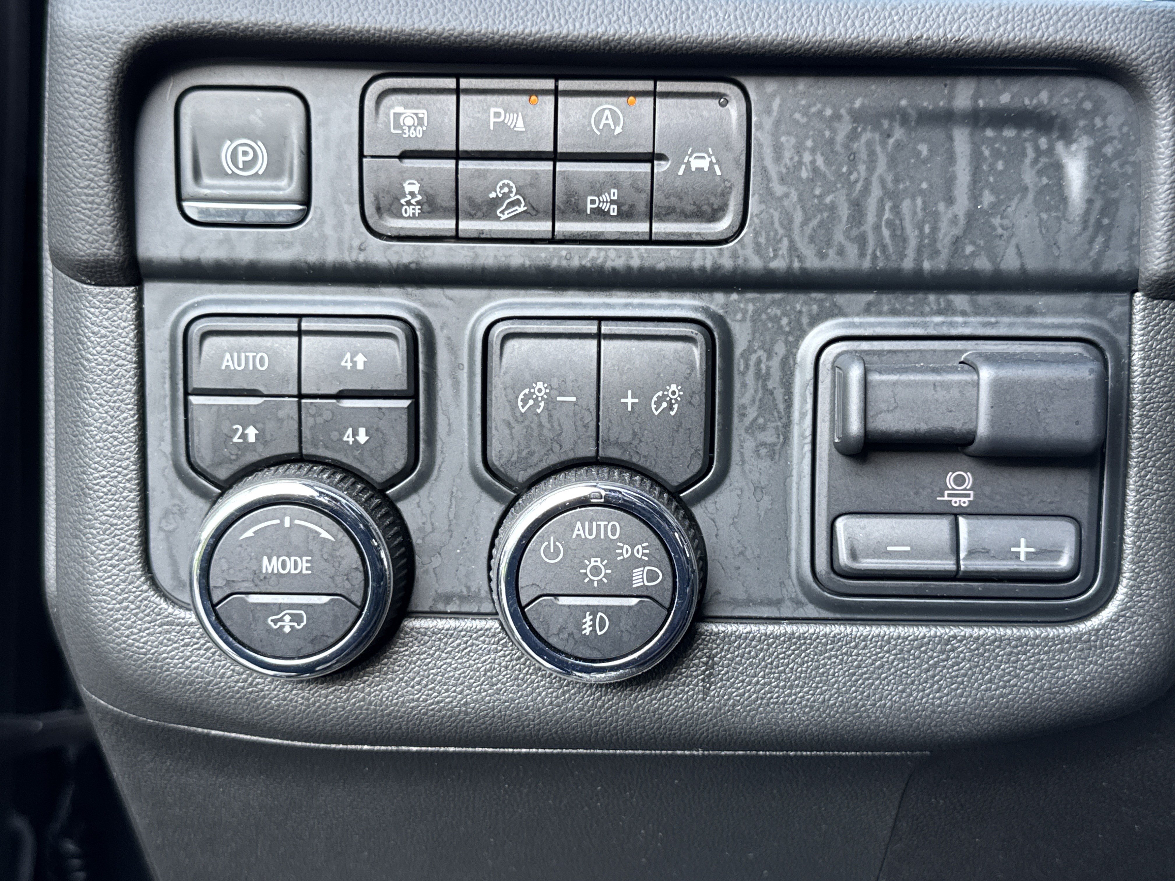 Used 2025 Chevrolet Tahoe High Country AWD/4WD image 19