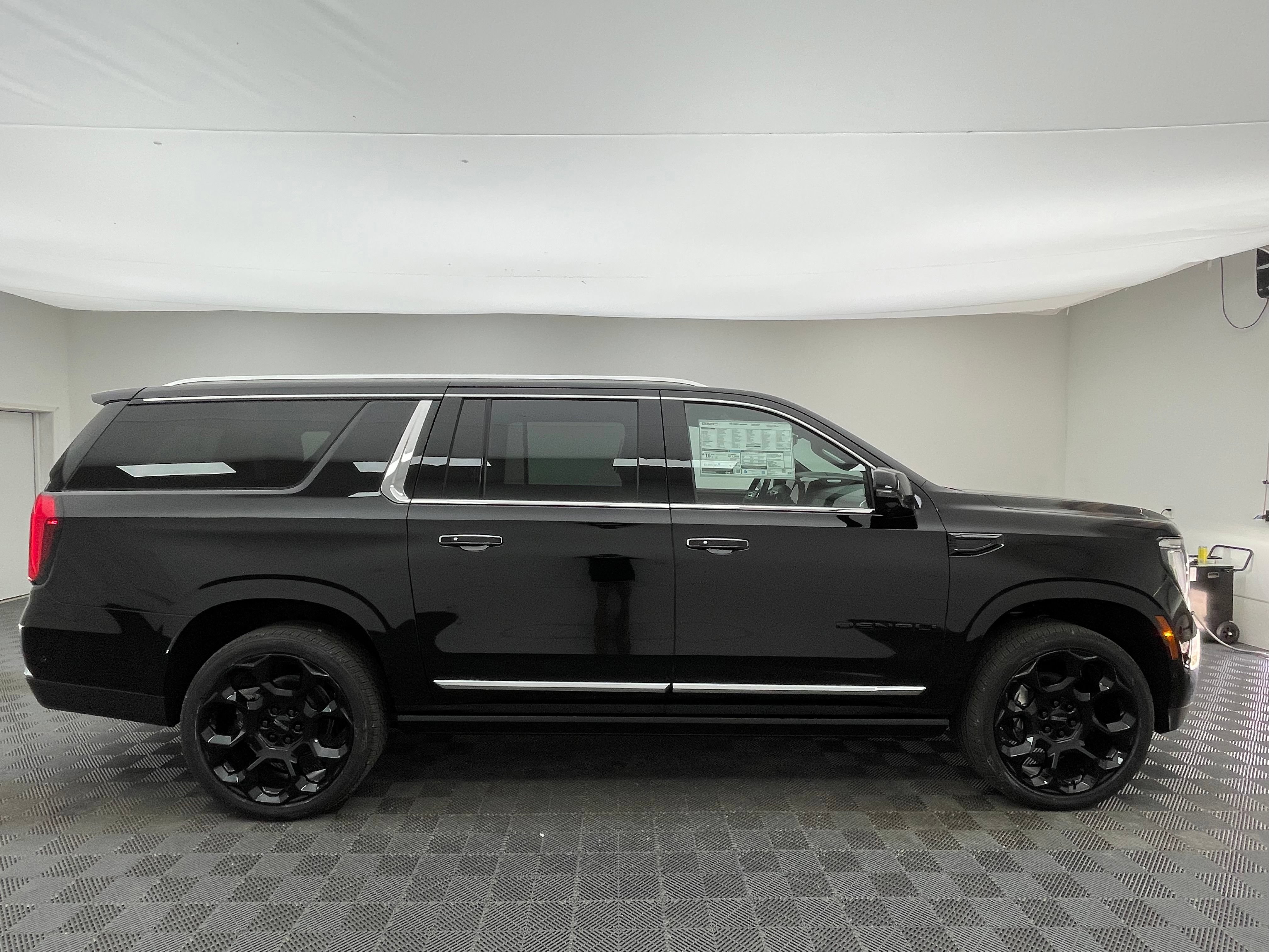 New 2026 GMC Yukon XL Denali w/ Denali Reserve Package AWD/4WD image 10