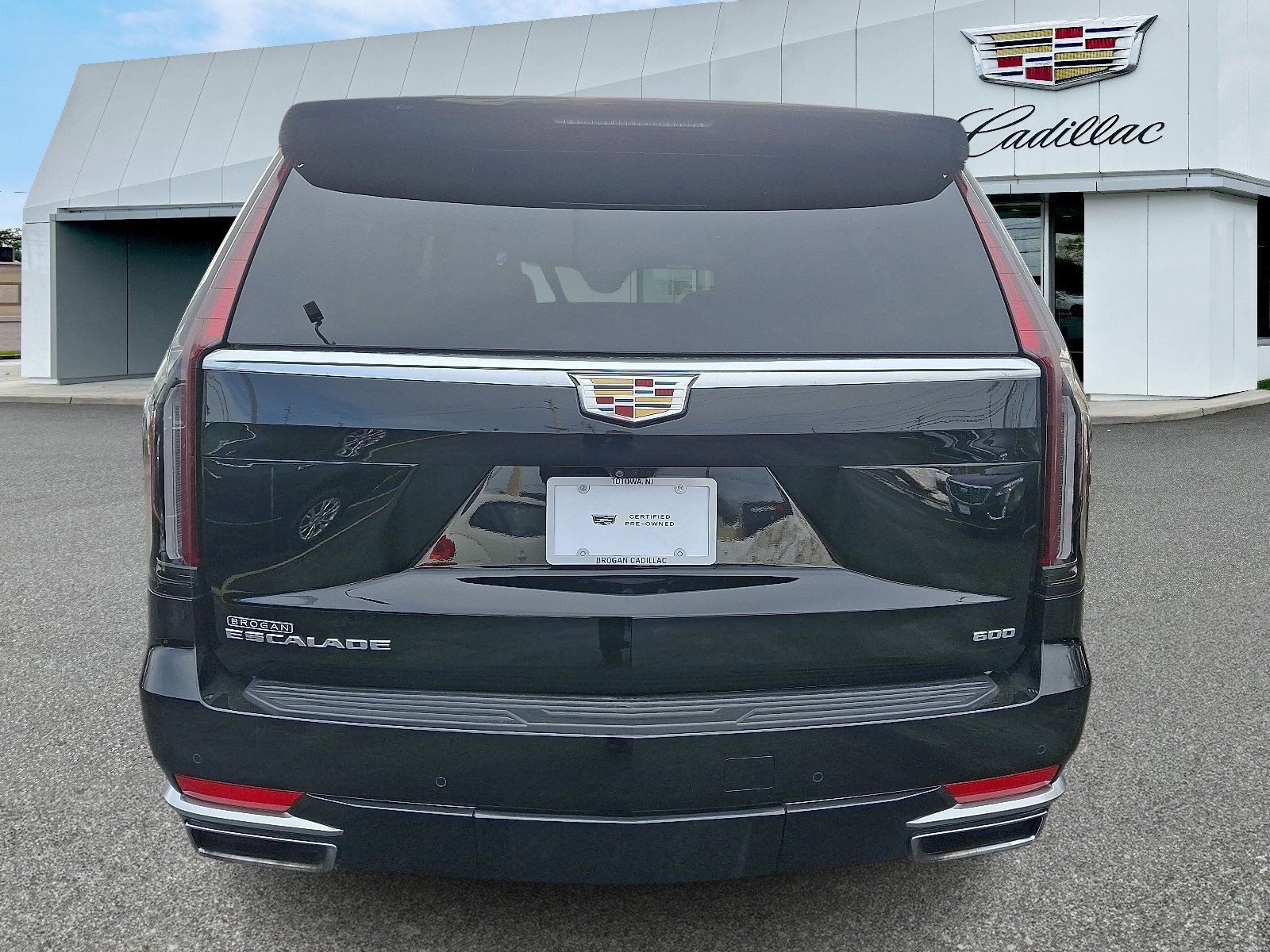 Certified 2024 Cadillac Escalade ESV Premium Luxury w/ Performance Package image 4