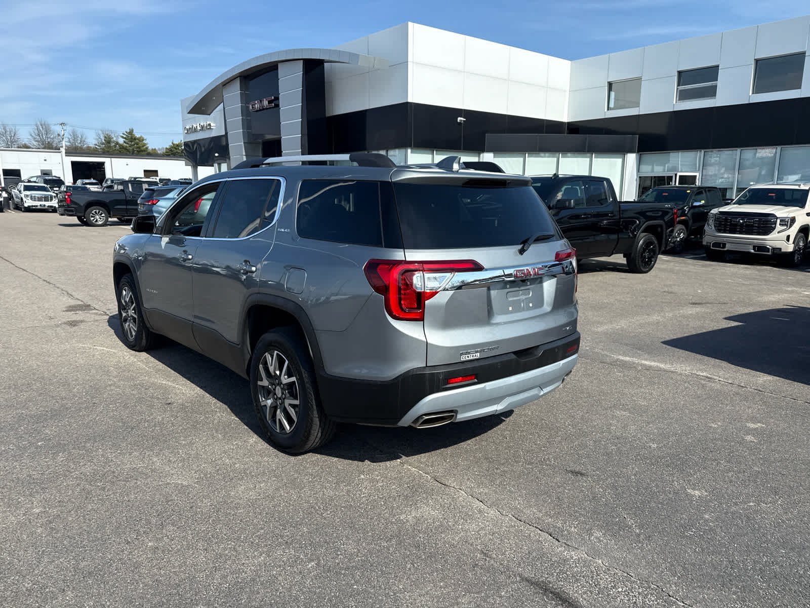 Certified 2023 GMC Acadia SLE w/ Driver Convenience Package AWD/4WD image 3