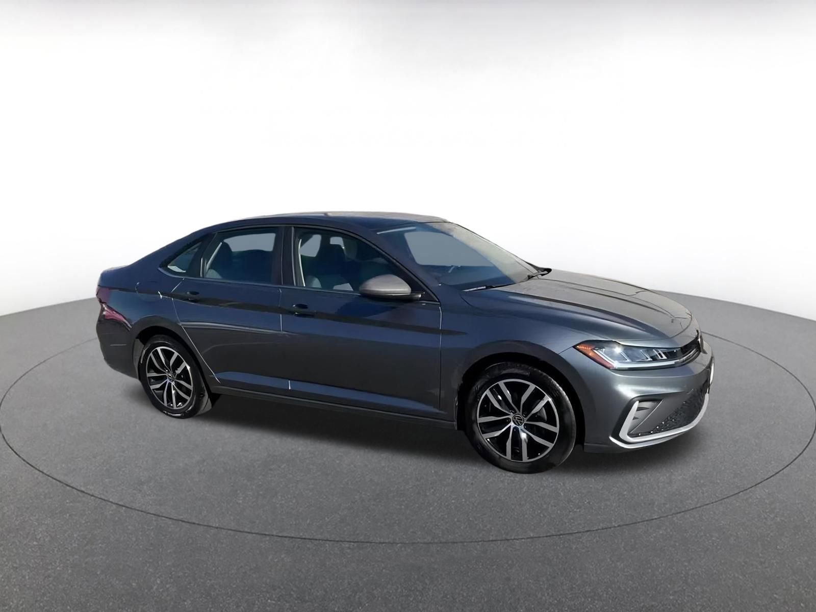 Used 2025 Volkswagen Jetta SE image 2