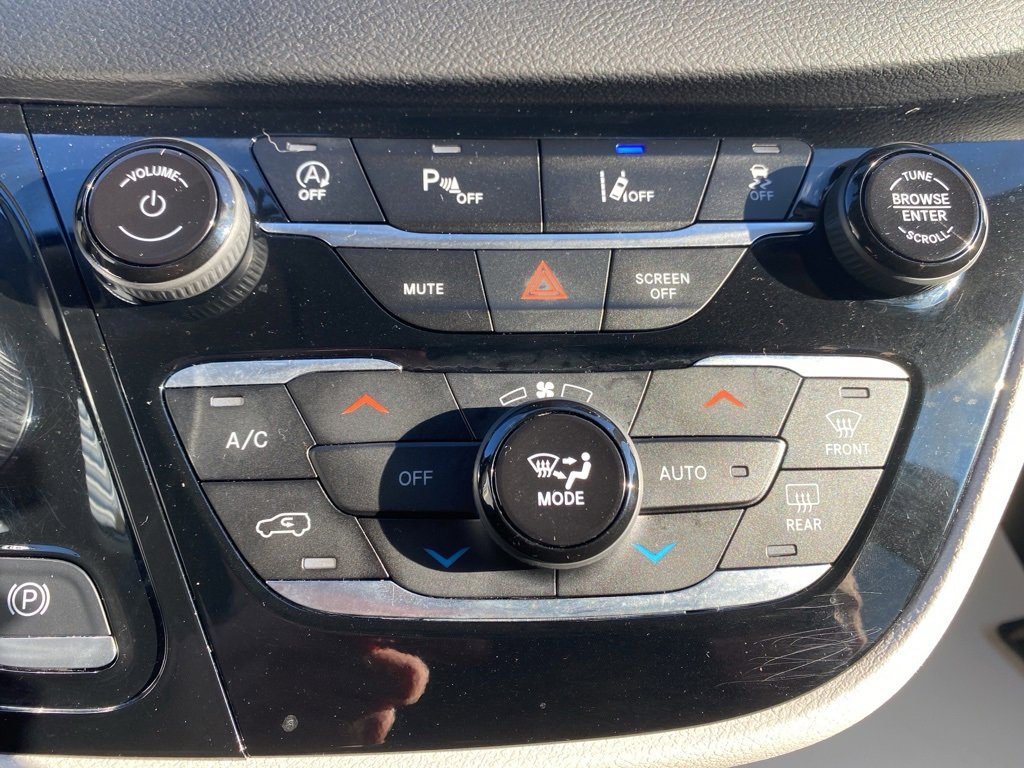 Used 2024 Chrysler Pacifica Touring-L image 38