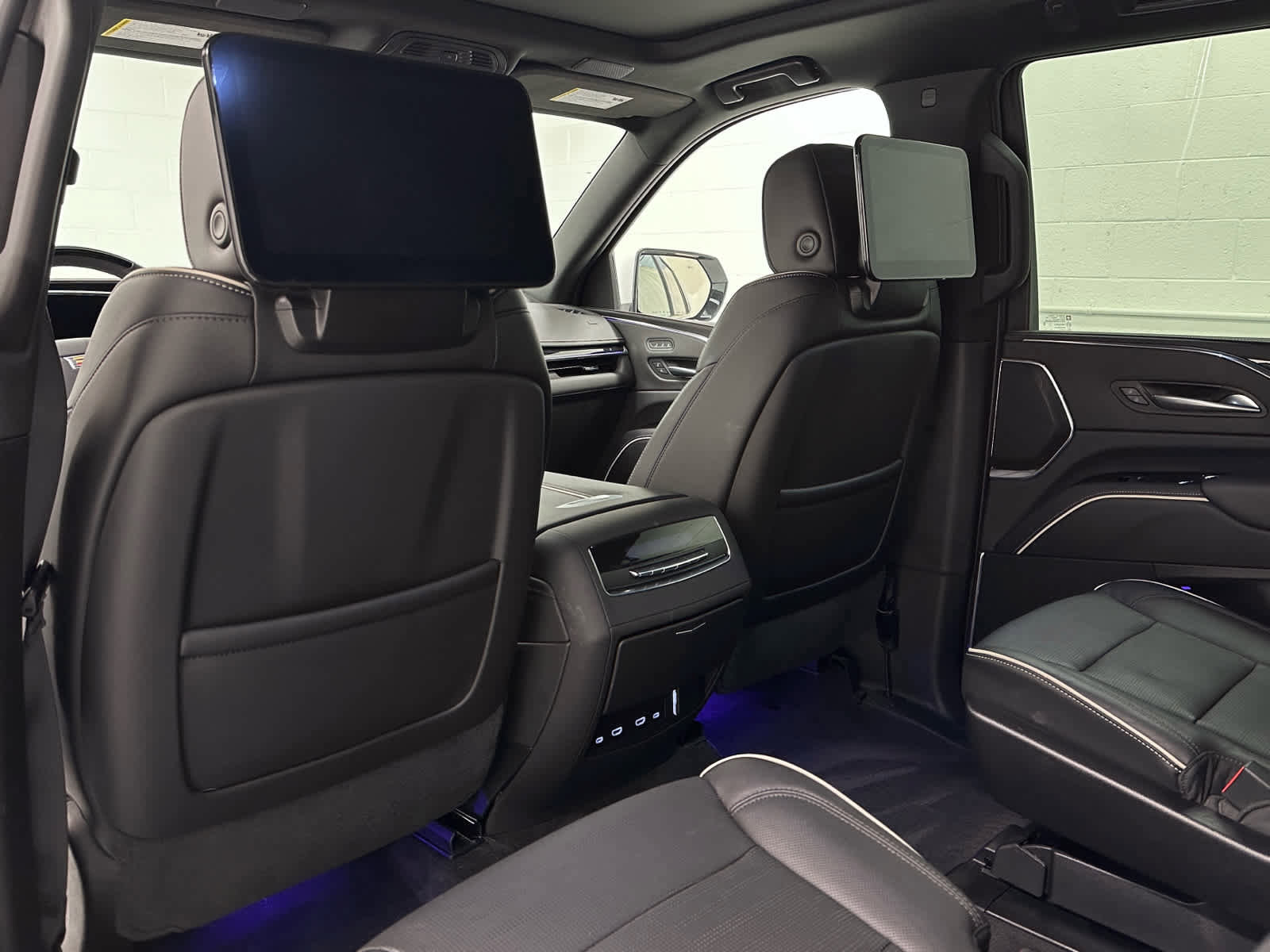 Used 2024 Cadillac Escalade Sport w/ LPO, ONYX Package AWD/4WD image 14
