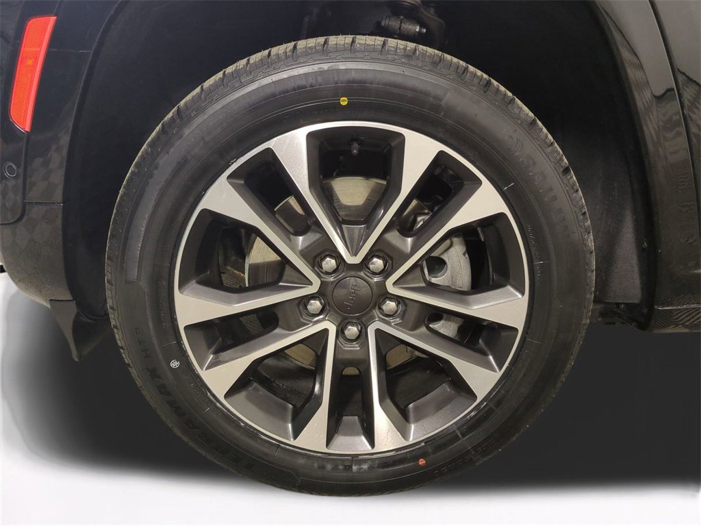 Used 2022 Jeep Grand Cherokee Overland w/ Advanced Protech Group III image 11