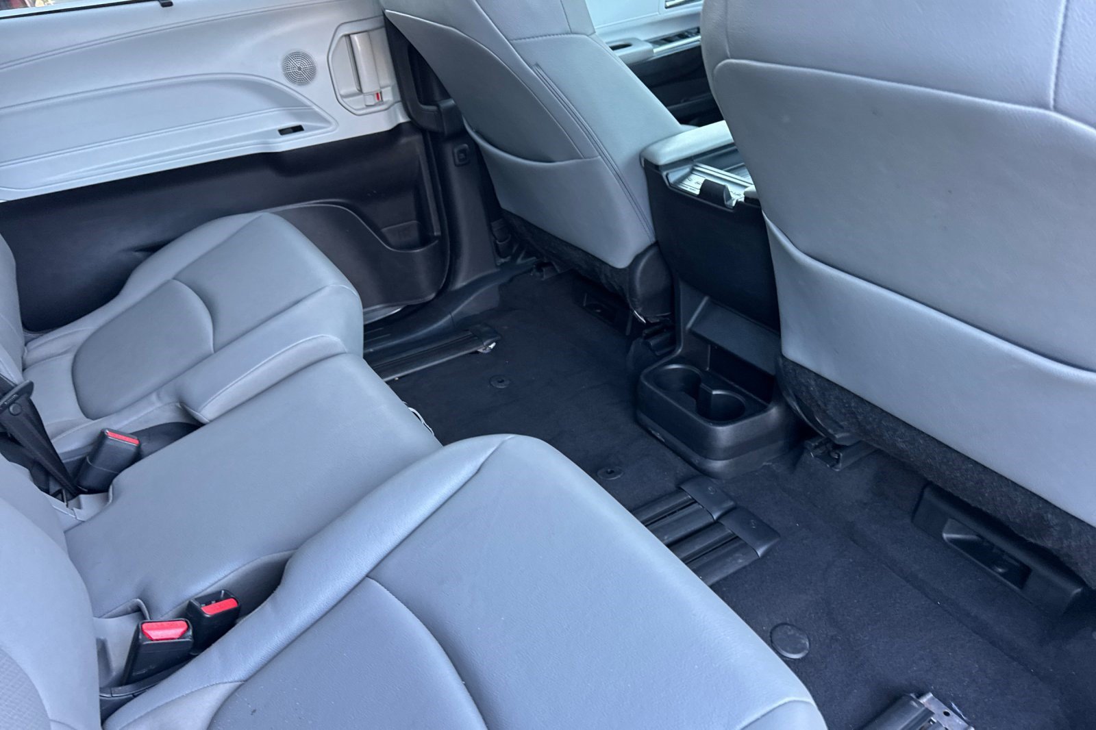 Used 2026 Toyota Sienna XLE FWD image 31