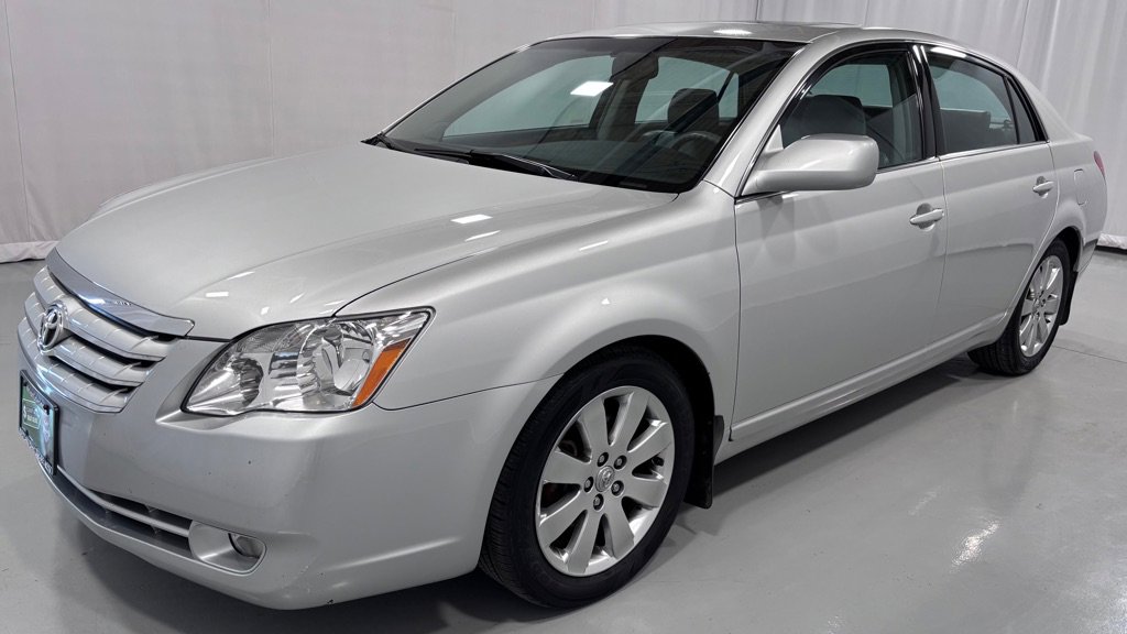 Used 2005 Toyota Avalon XLS image 1