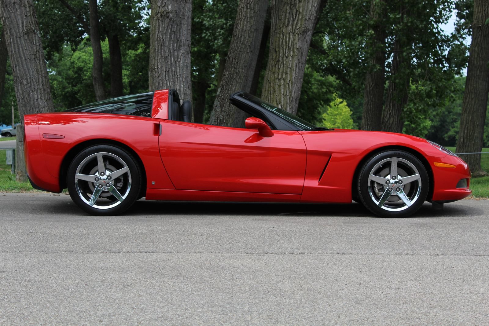 Used 2007 Chevrolet Corvette Coupe w/ Preferred Equipment Group RWD image 9