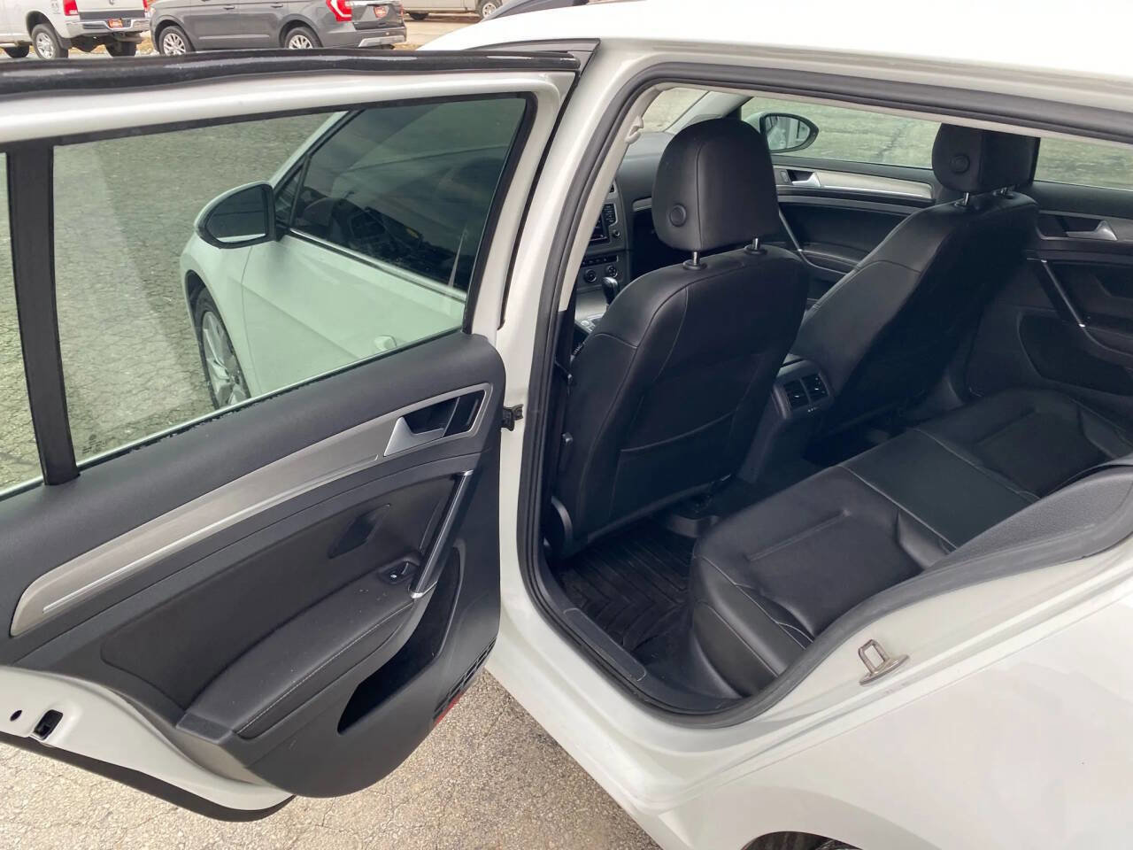 Used 2016 Volkswagen Golf S image 12