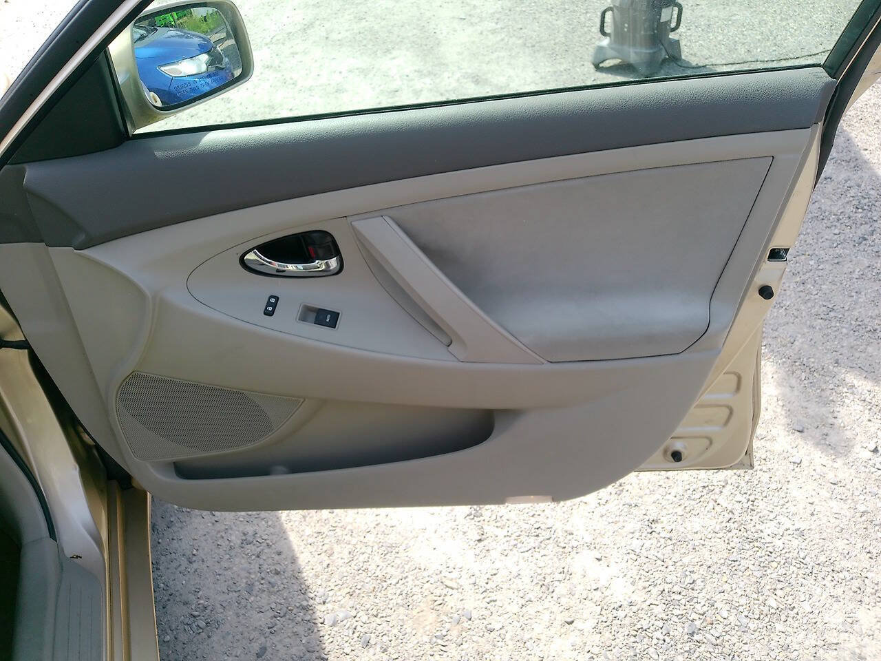 Used 2010 Toyota Camry LE FWD image 29