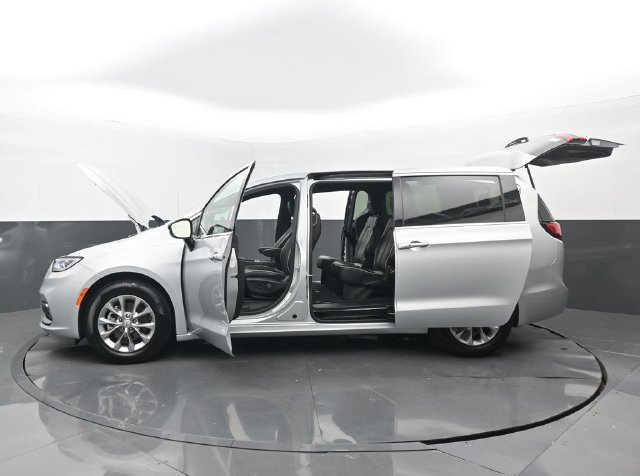 Used 2026 Chrysler Pacifica Limited FWD image 33
