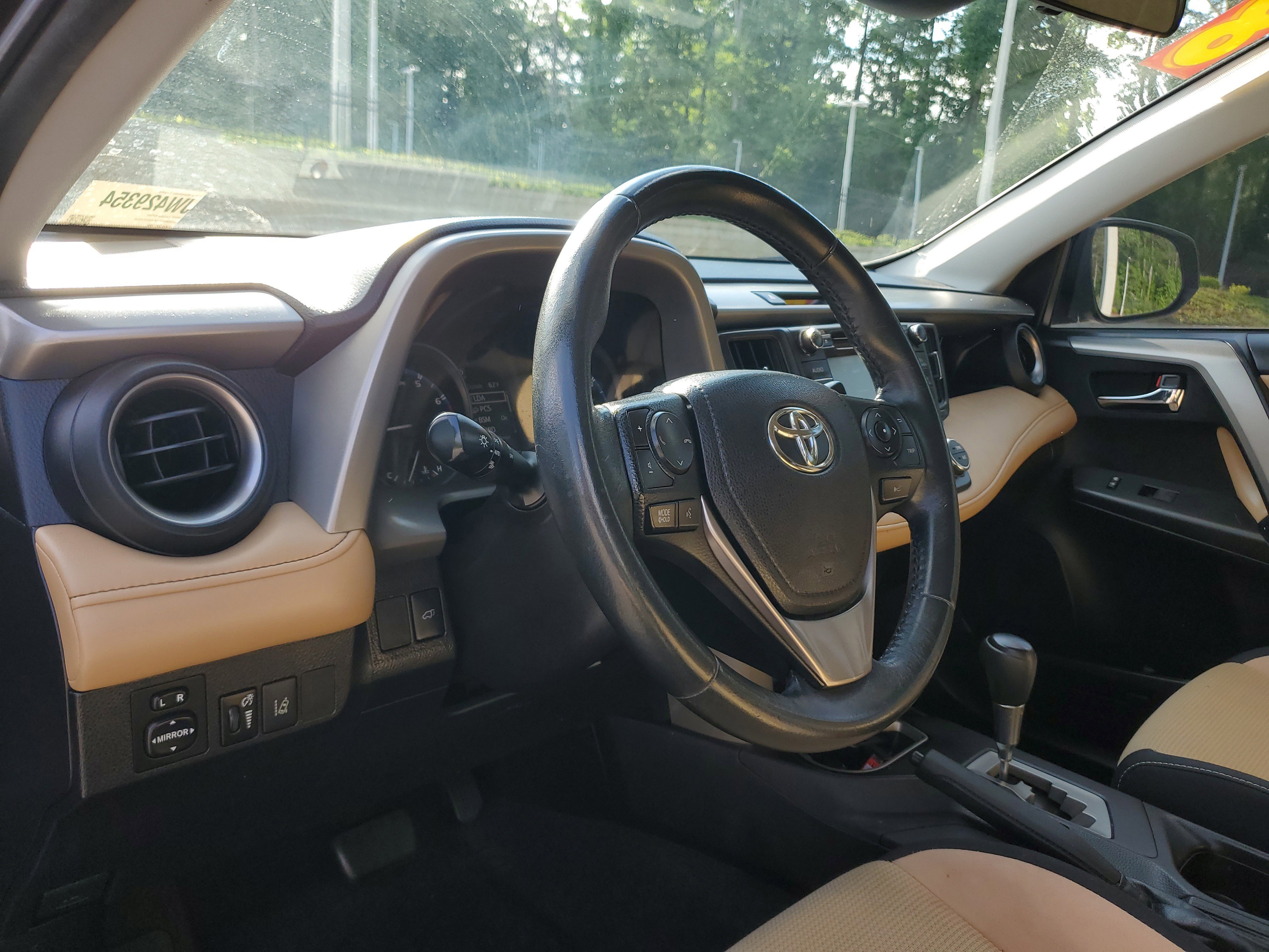 Used 2018 Toyota RAV4 XLE FWD image 16