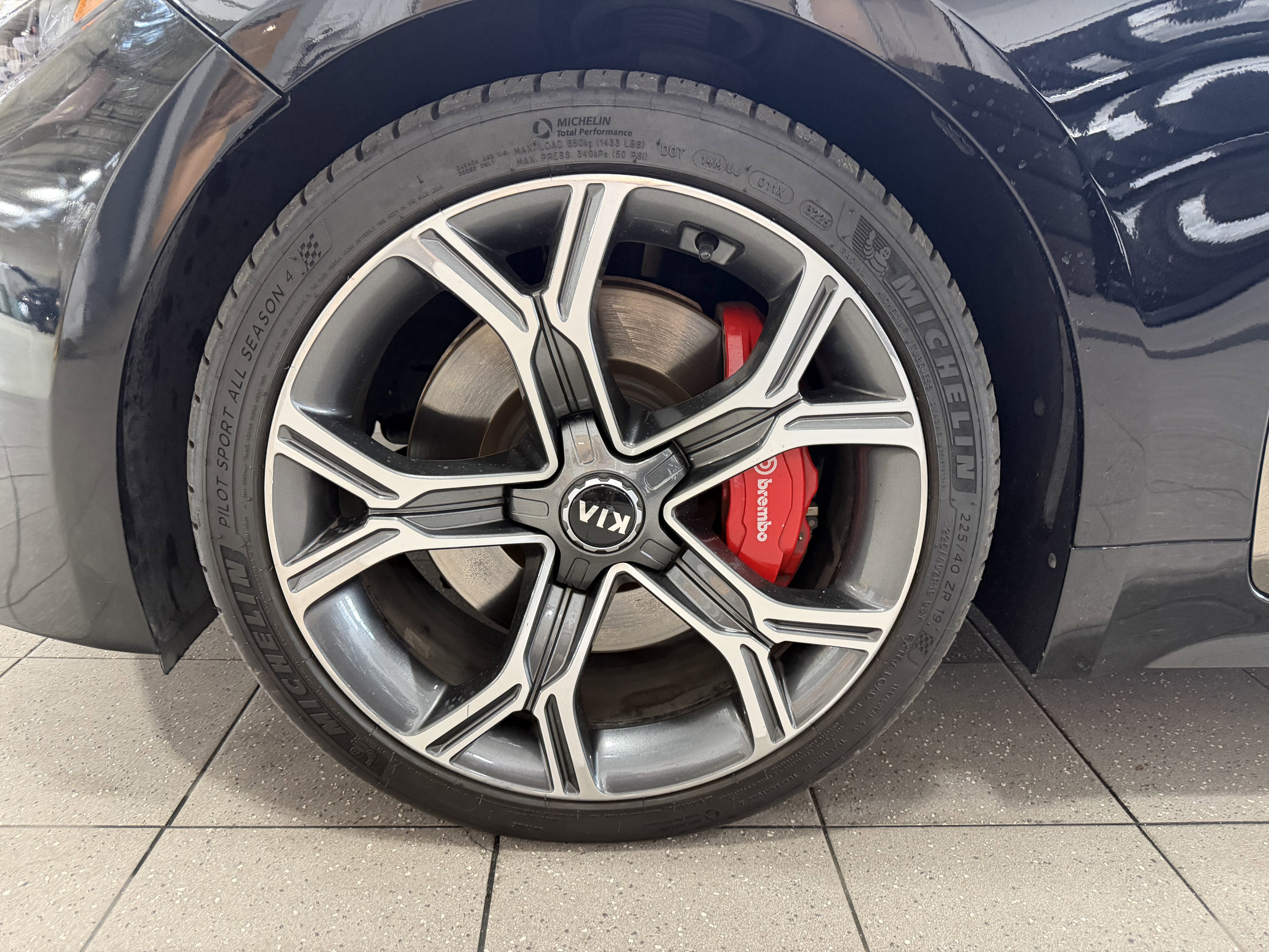 Used 2018 Kia Stinger GT1 RWD image 4
