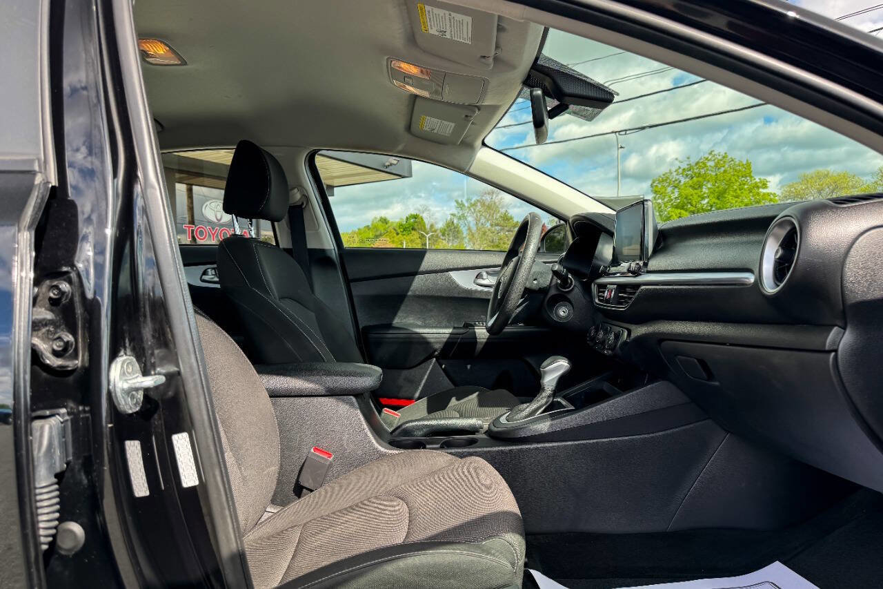 Used 2022 Kia Forte LXS w/ LXS Technology Package FWD image 12
