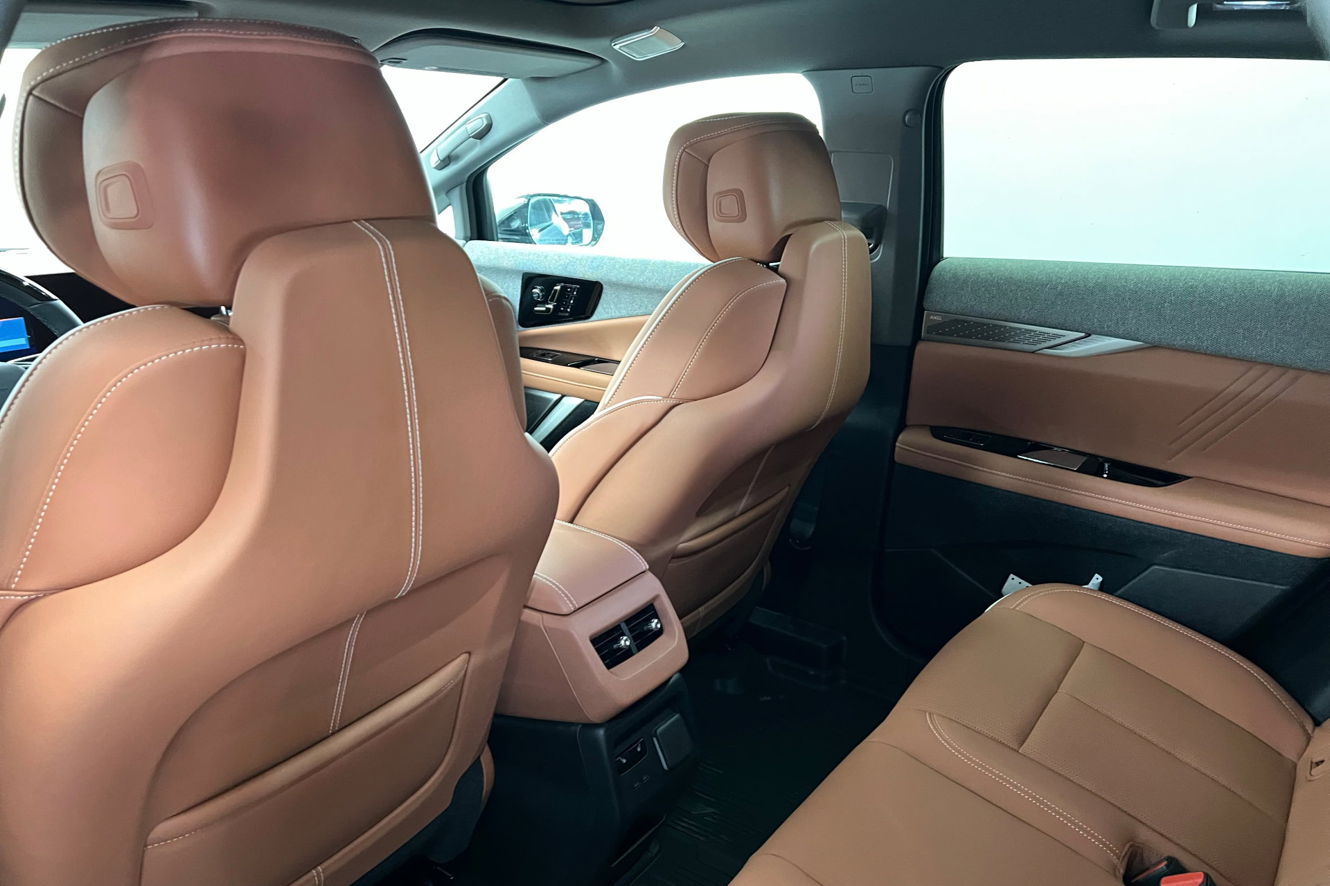 New 2025 Cadillac Optiq Sport 2 w/ LPO, Floor Liner Package image 20