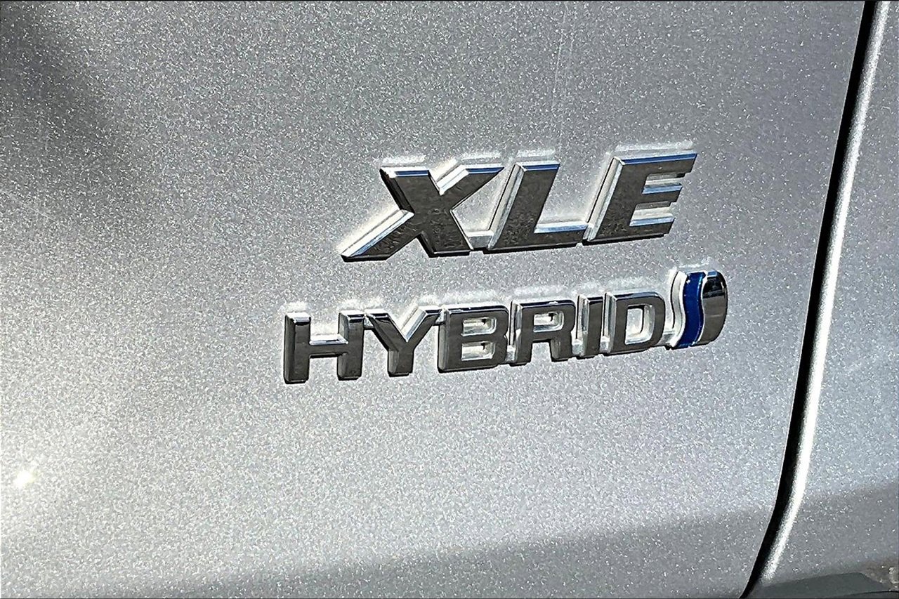 Used 2022 Toyota RAV4 XLE Premium image 20